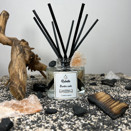Rubelle Geurstokjes: Barbe-cute, smokey houtachtig aroma.