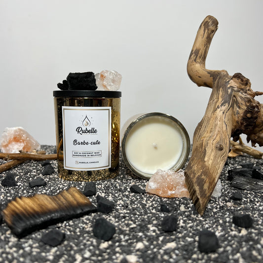 Rubelle Geurkaars: Barbe-cute, smokey houtachtig aroma met katoenen of houten lont.
