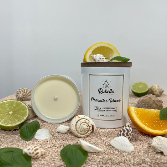 Rubelle Geurkaars: Paradise Island, zomers citrus aroma met katoenen of houten lont.