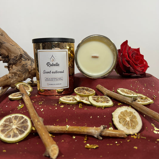 Rubelle Geurkaars: Scent-sational, warm zoet en houtachtig aroma met katoenen of houten lont.