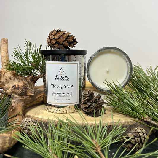 Rubelle Geurkaars: Woodylicious, frisse bos en dennenboom aroma met katoenen of houten lont.
