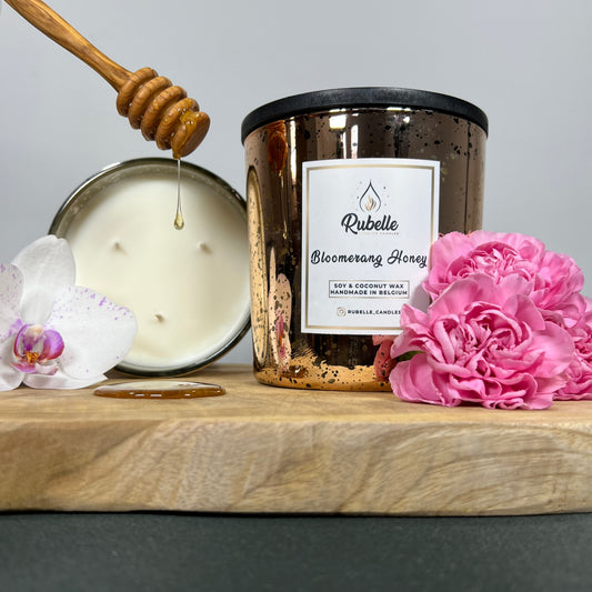 Rubelle Geurkaars: Bloomerang Honey, bloemig & zoet honing aroma met katoenen lonten.