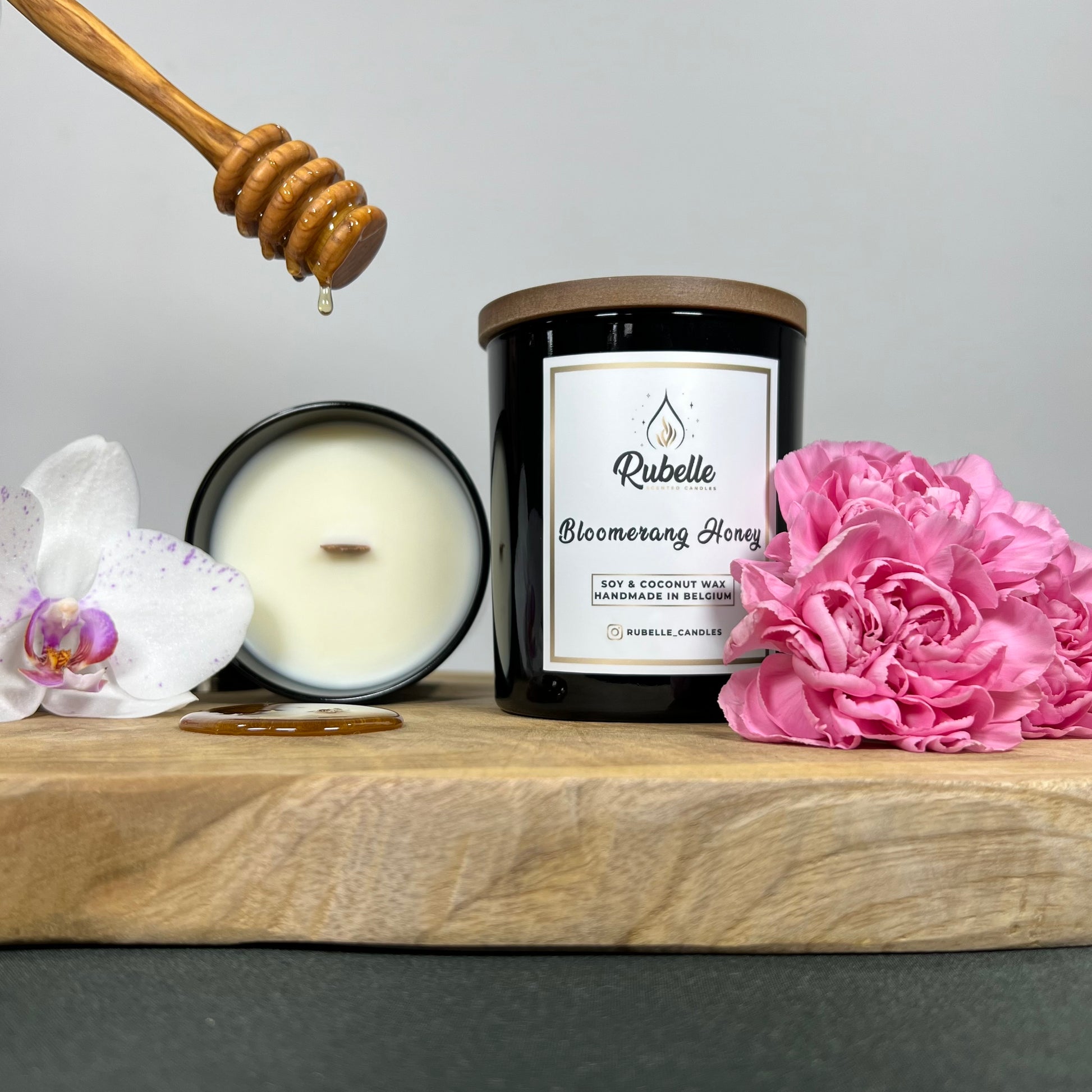 Rubelle Geurkaars: Bloomerang Honey, bloemig & zoet honing aroma met katoenen of houten lont.
