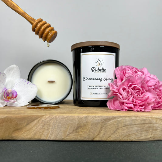 Rubelle Geurkaars: Bloomerang Honey, bloemig & zoet honing aroma met katoenen of houten lont.